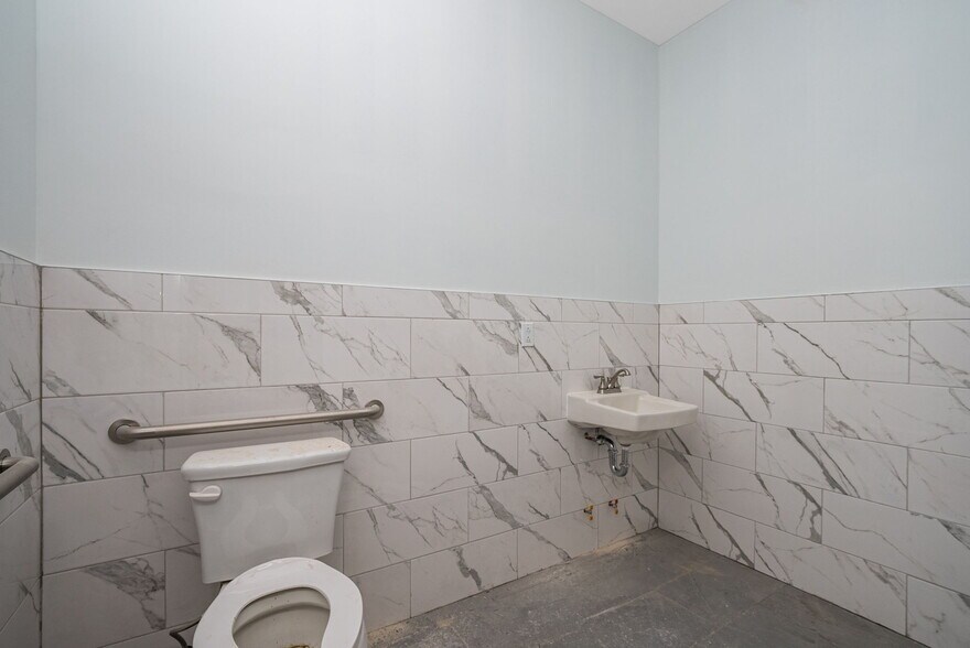 More Photos Of 168-31 Hillside Ave, Jamaica General Retail For Lease