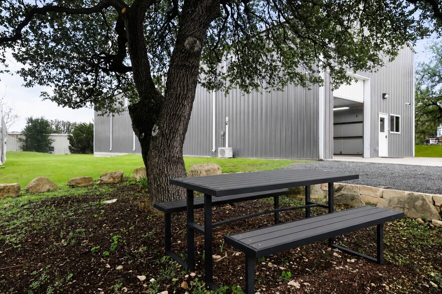 More Photos Of 5203 Beacon Dr, Austin Flex For Lease