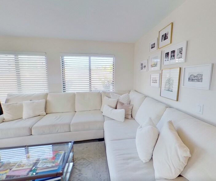 Primary Photo Of 429 Nautilus St, La Jolla Apartments For Sale