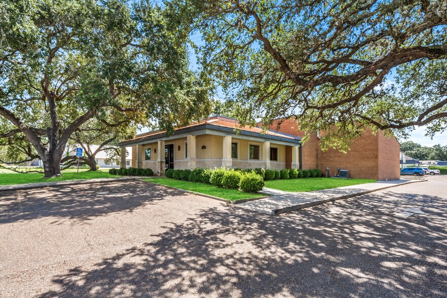 More Photos Of 2501 N Navarro St, Victoria Medical For Sale
