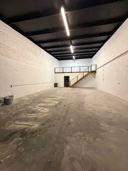 More Photos Of 4755 Mercantile Ave, Naples Unknown For Lease