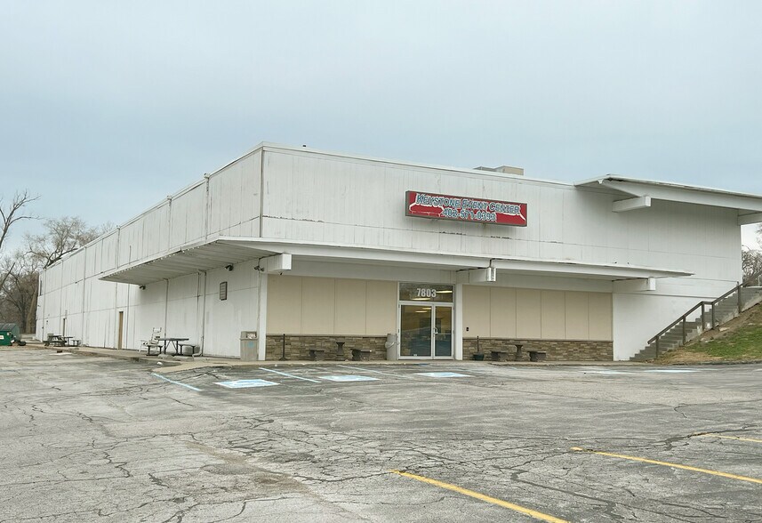 More Photos Of 7803-7821 Military Ave, Omaha Unknown For Lease