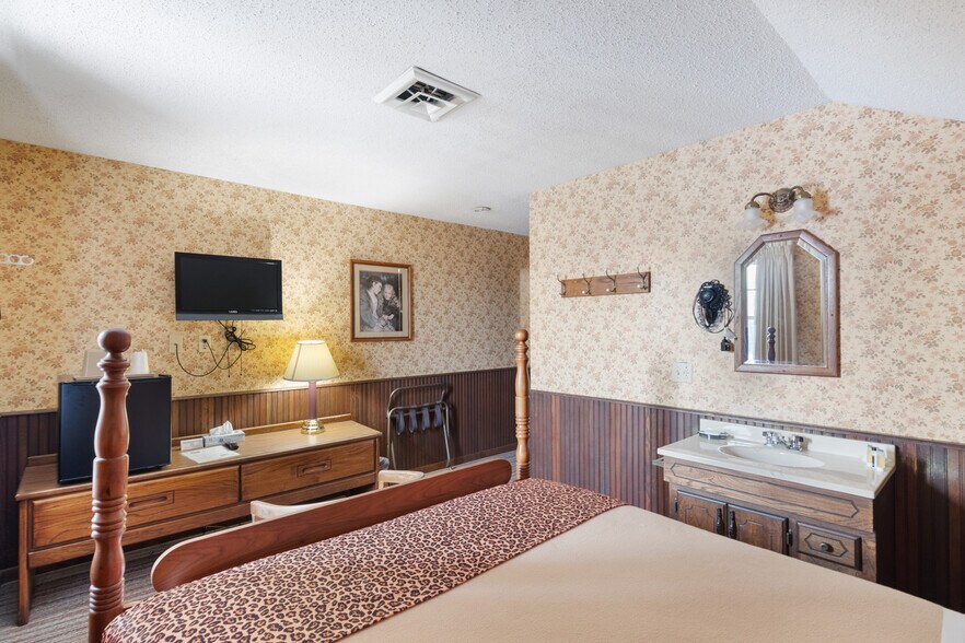 More Photos Of 4712 220th Trl, Amana Hotel For Sale