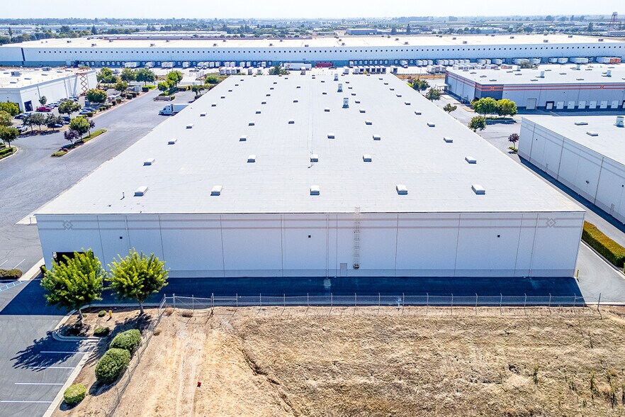 More Photos Of 2247 N Plaza Dr, Visalia Distribution For Lease