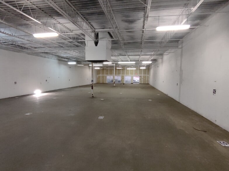 More Photos Of 3100 E 60 Rt, Huntington Storefront For Lease