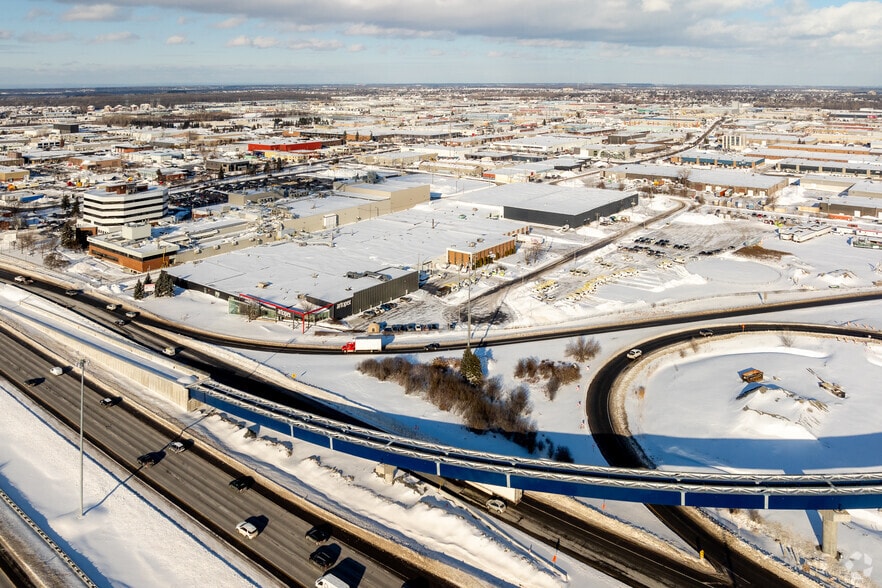 More Photos Of 2117-2129 Rue Berlier, Laval Manufacturing For Lease