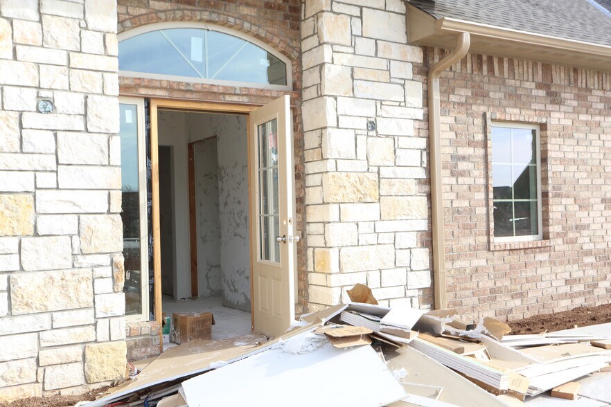 More Photos Of 13913 Technology Dr, Oklahoma City Office For Sale