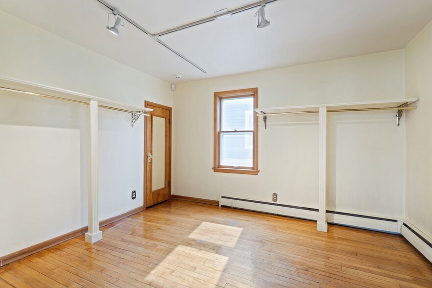 More Photos Of 609 Main St, Windsor Office For Sale