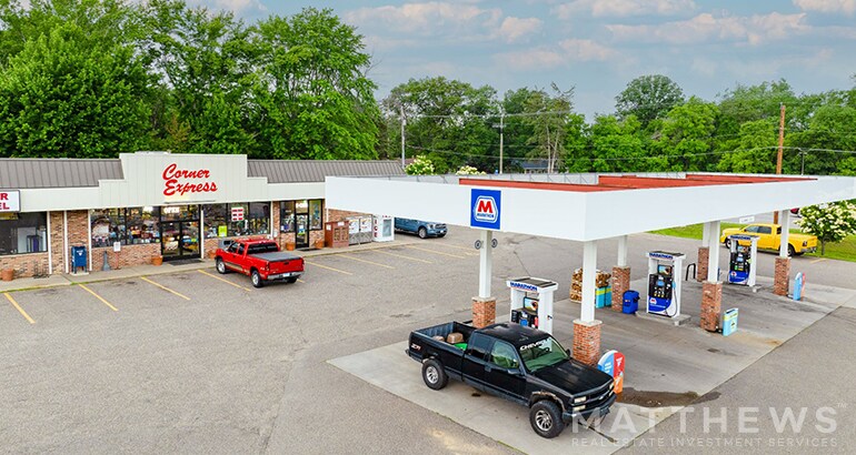 Primary Photo Of 7997 Lake Dr, Circle Pines General Retail For Sale