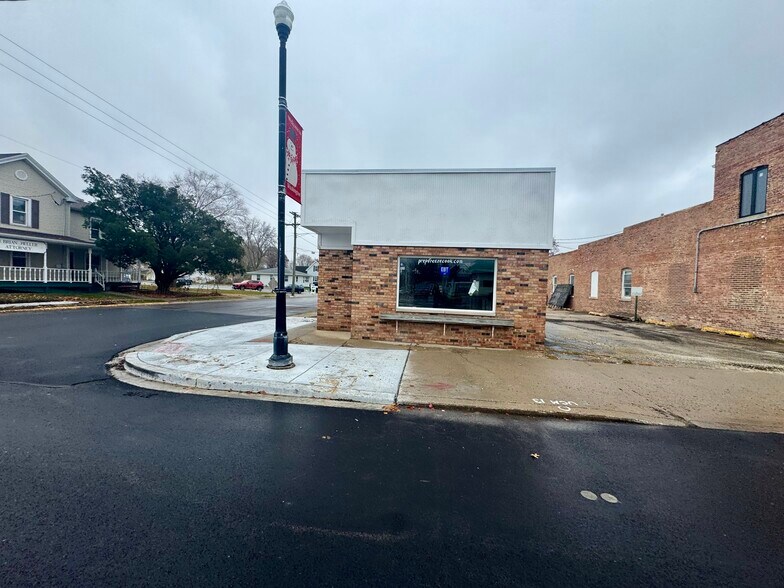 More Photos Of 126 Walnut St, Washington Freestanding For Sale