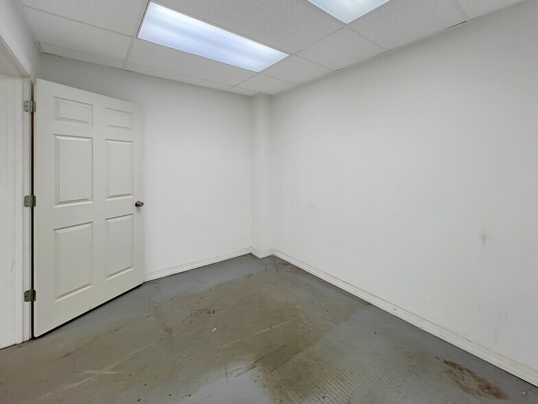 More Photos Of 614 Choctaw st, Alva Flex For Sale