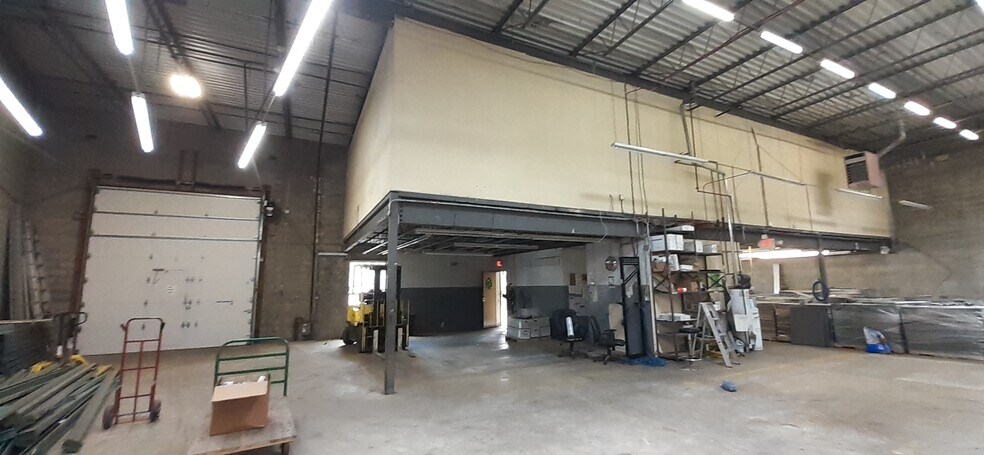 More Photos Of 279 Huyler St, South Hackensack Warehouse For Lease