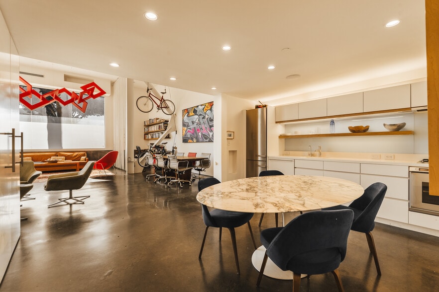 More Photos Of 610 Main St, Venice Office For Sale