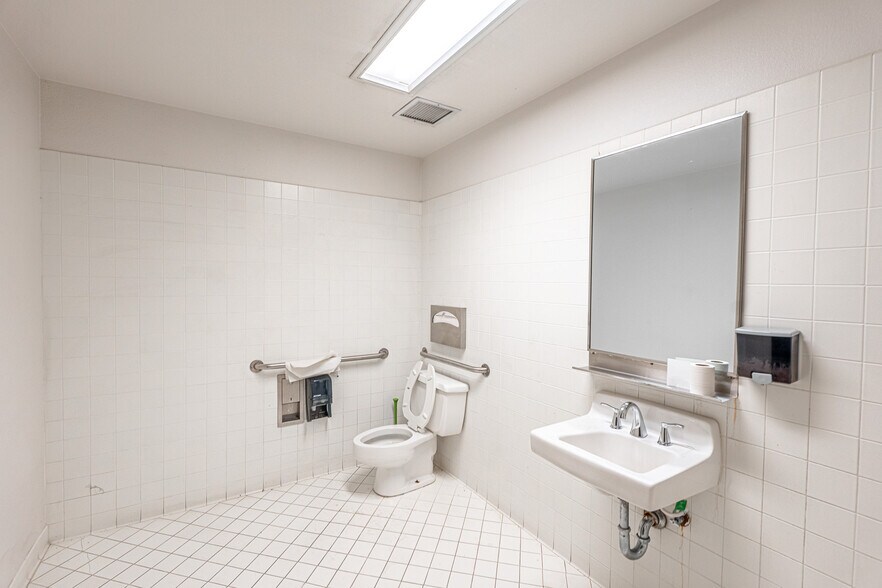 More Photos Of 2495 Lakeshore Dr, Lake Elsinore Bank For Sale