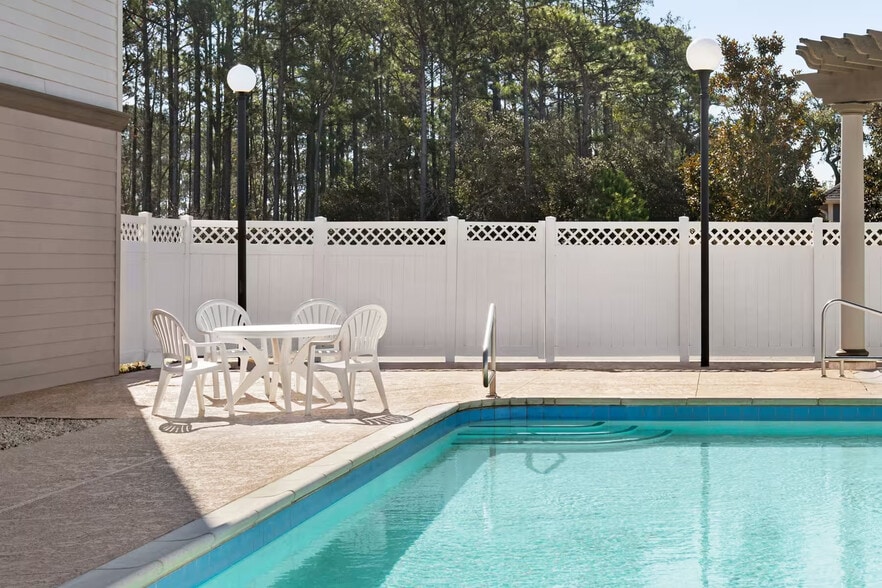 More Photos Of 1511 N Howe St, Southport Hotel For Sale