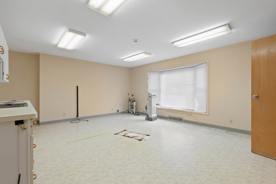 More Photos Of 2640 Ridgeway Ave, Rochester Medical For Lease