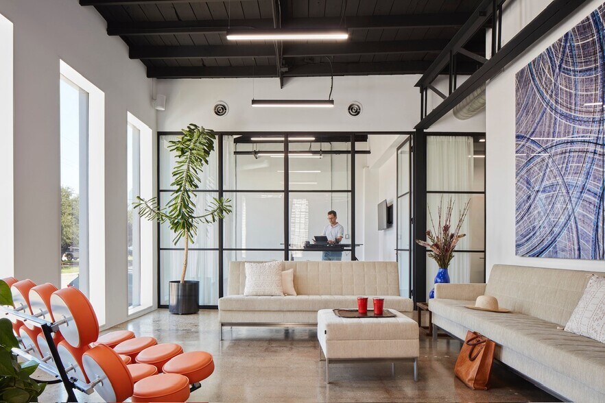 More Photos Of 1627 Dragon St, Dallas Office For Sale