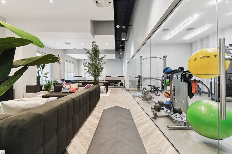 More Photos Of 924 Hale Ave, Brooksville Office For Sale