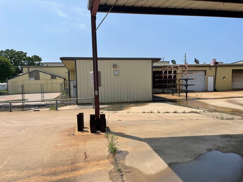 More Photos Of 1801 E College Ave, Mcalester Manufacturing For Lease