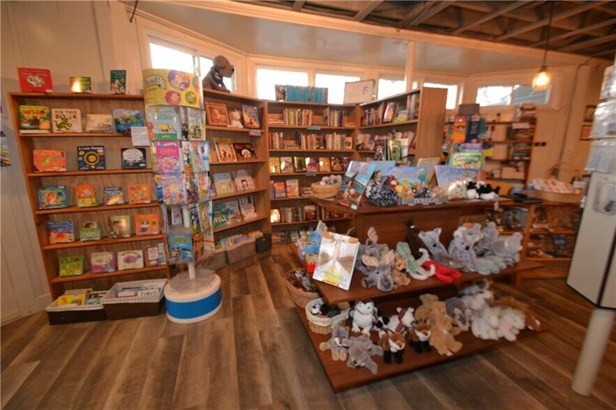 More Photos Of 450 E Main St, Palmyra General Retail For Sale