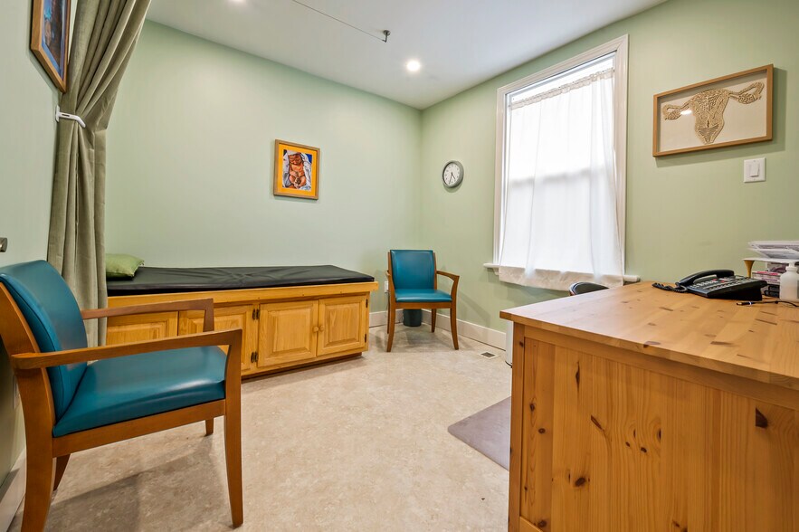 More Photos Of 16 Church St, Orangeville Flex For Sale