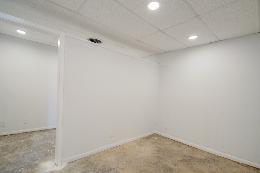 More Photos Of 7002 Bissell Rd, Manvel Manufacturing For Sale