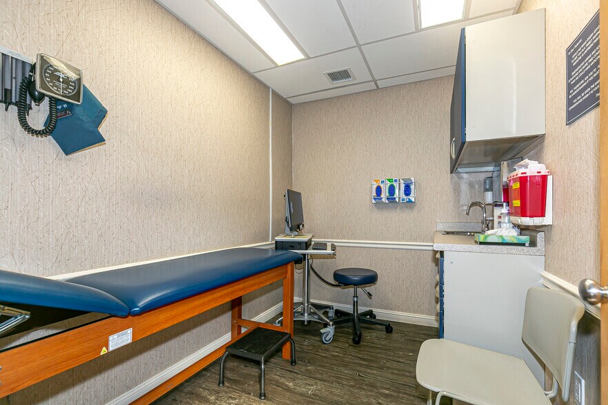More Photos Of 986-990 Sunrise Hwy, Babylon Medical For Sale