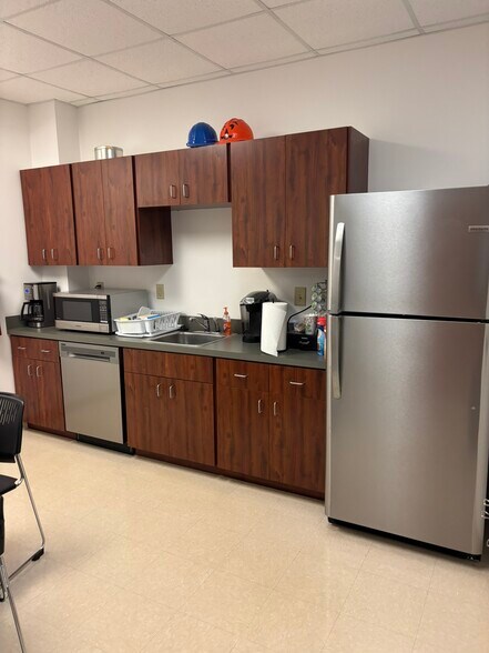 More Photos Of 100 Country Club Dr, Hendersonville Medical For Lease