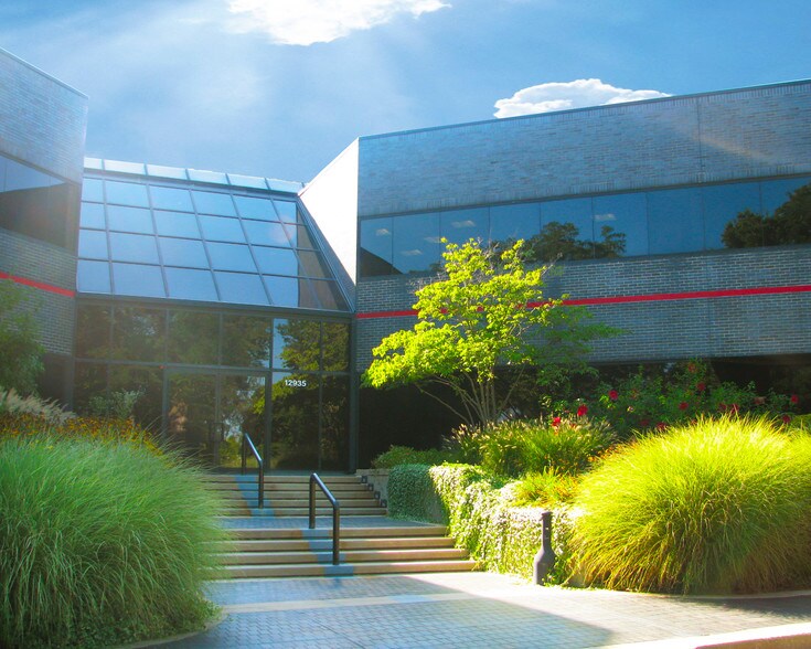 More Photos Of 12935 N Outer Forty Rd, Saint Louis Office For Lease