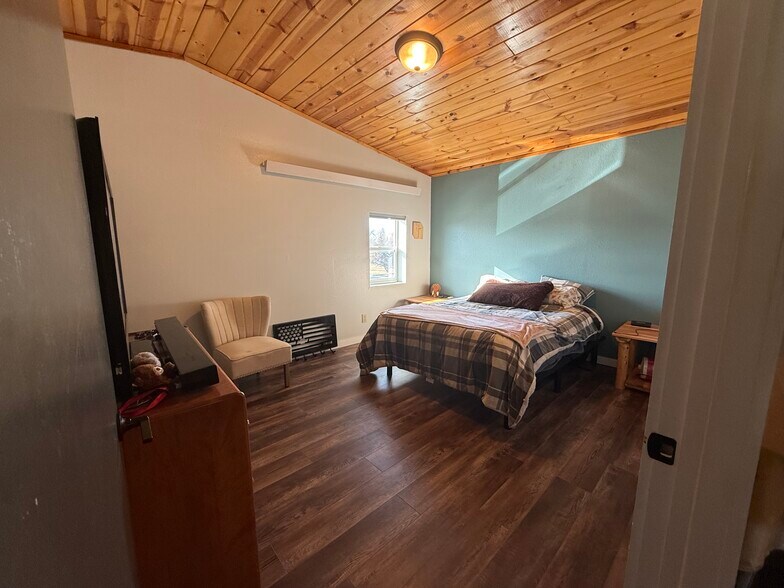 More Photos Of 101 E 4th St, Newell General Retail For Sale