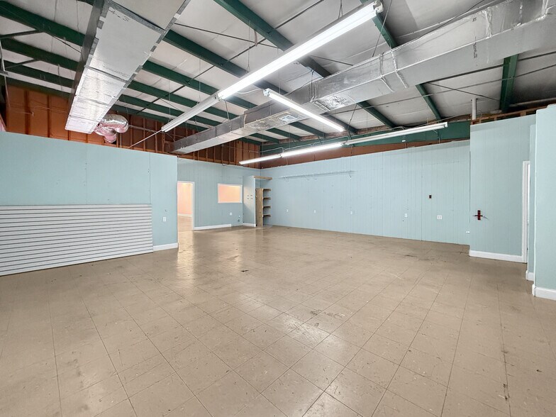 More Photos Of 200-240 McFarland Blvd, Northport General Retail For Lease