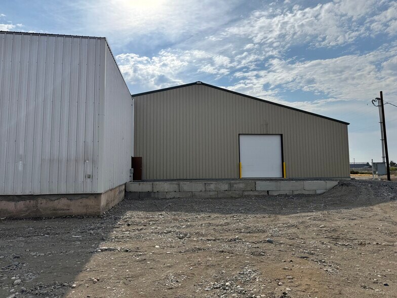 More Photos Of 396 Grain Terminal Rd, Burbank Showroom For Sale