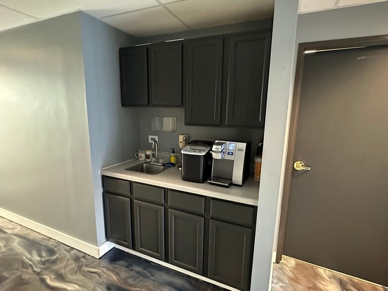 More Photos Of 1717-1721 Oak Dr, Mchenry Manufacturing For Sale