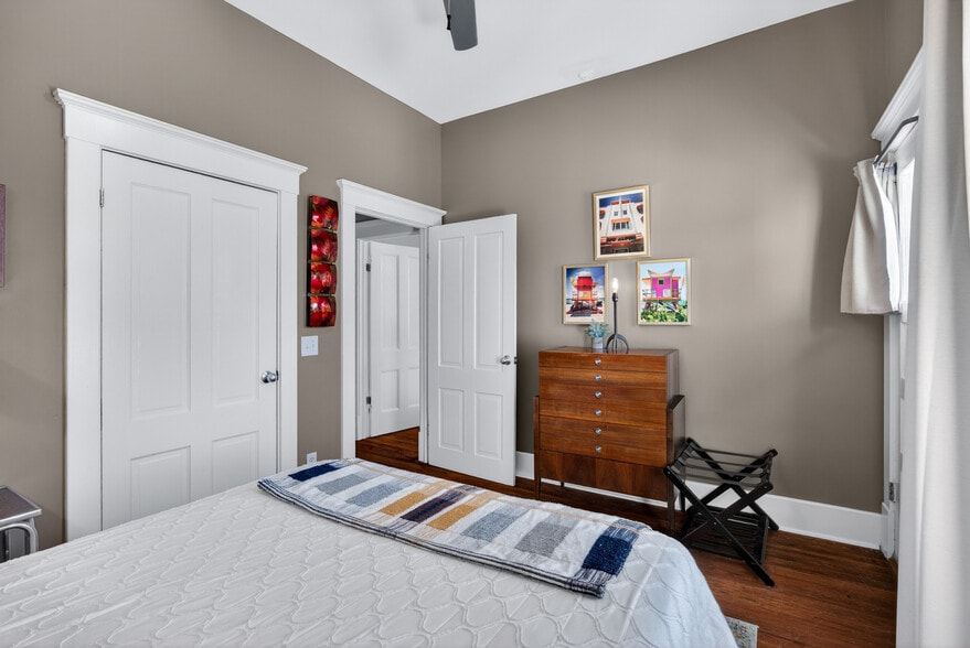 More Photos Of 11 E 41st St, Savannah Storefront Retail Residential For Sale