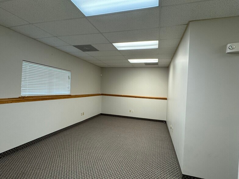 More Photos Of 1604 NW Mock Ave, Blue Springs Medical For Lease