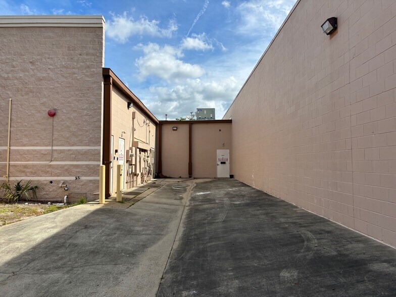 More Photos Of 1050 Fording Island Rd, Bluffton Storefront For Lease