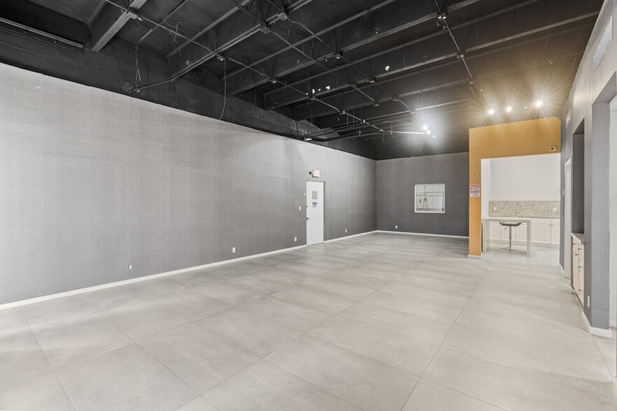 More Photos Of 2741 W 76th St, Hialeah Warehouse For Lease