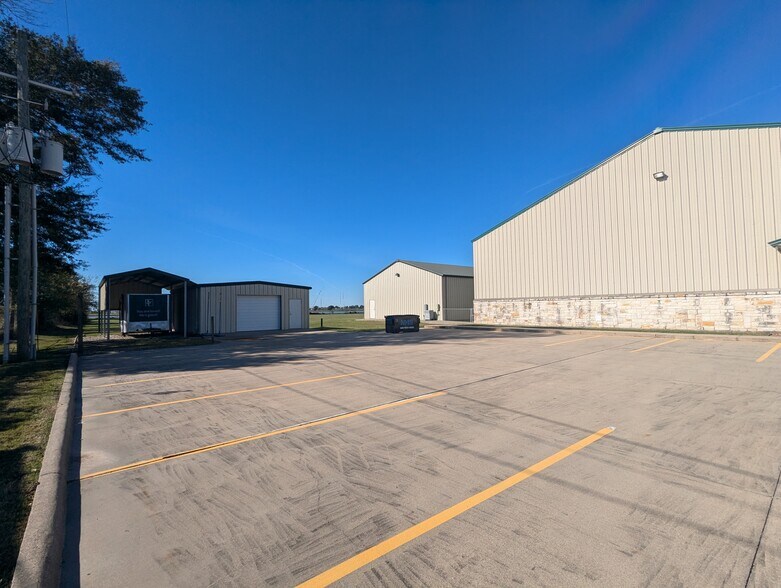 More Photos Of 5315 N Twin City Hwy, Nederland Warehouse For Lease