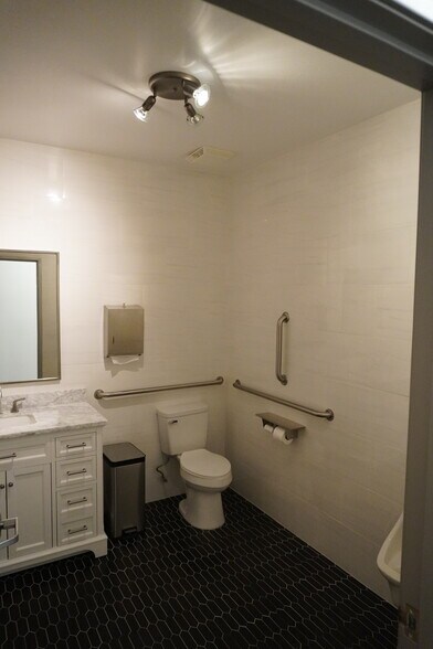 More Photos Of 2222 W Parkside Ln, Phoenix Research And Development For Sale