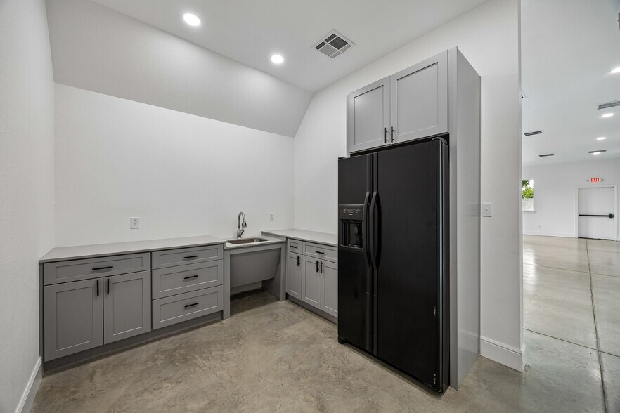 More Photos Of 908 Cresthaven Dr, Euless Showroom For Lease