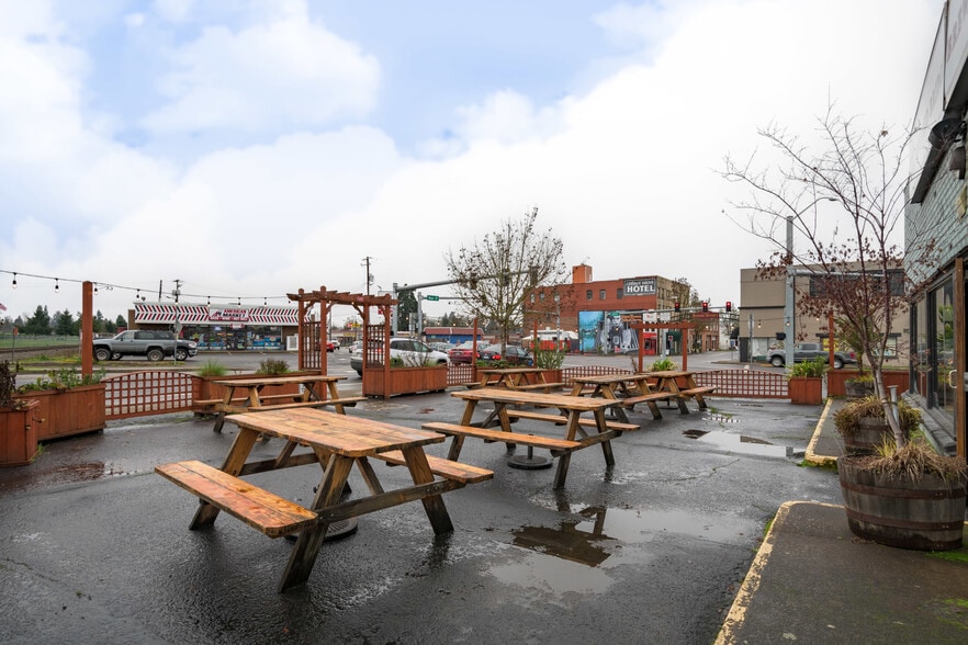More Photos Of 926 E Main St, Cottage Grove Restaurant For Sale