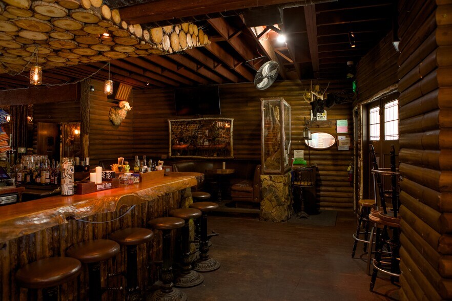 More Photos Of 10939 Venice Blvd, Los Angeles Bar For Sale