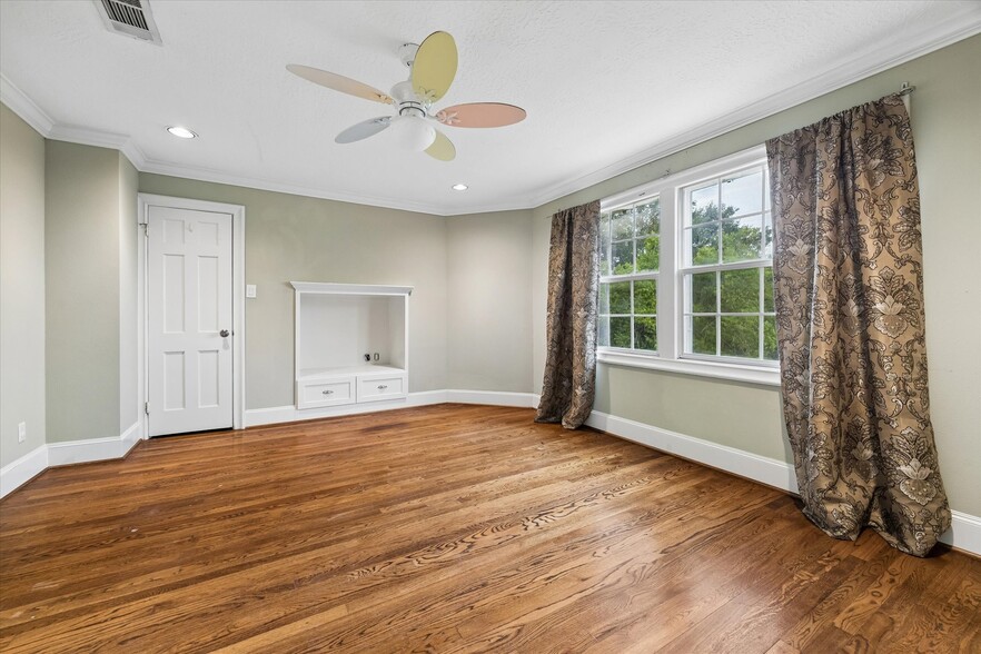 More Photos Of 1330 Des Jardines St, Houston Office Residential For Sale