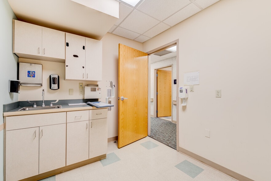 More Photos Of 860 NW Washington Blvd, Hamilton Medical For Sale
