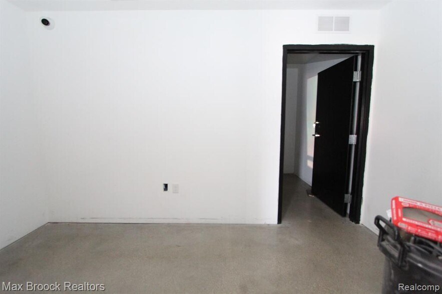 More Photos Of 110 Creekview Dr, Battle Creek General Retail For Sale