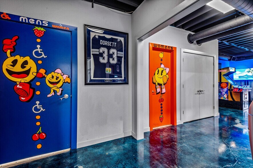 More Photos Of 622 SE Frank Phillips Blvd, Bartlesville General Retail For Sale