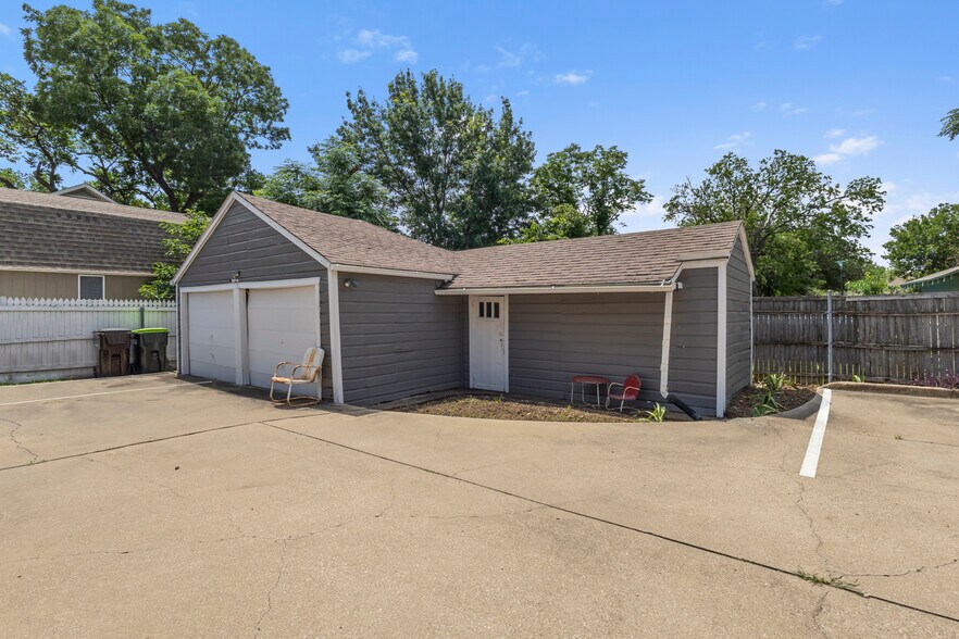 More Photos Of 810 18th St, Plano Office For Sale