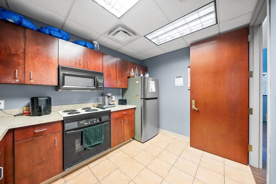 More Photos Of 112 Center Ct, Clarksville Office Residential For Sale