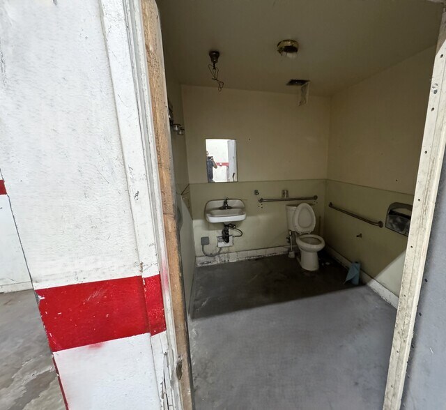 More Photos Of 245 W Base Line St, San Bernardino Auto Repair For Lease