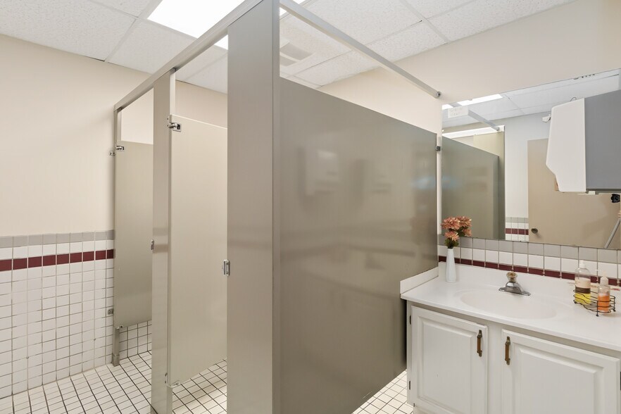 More Photos Of 1076 Florida Central Pky, Longwood Warehouse For Lease